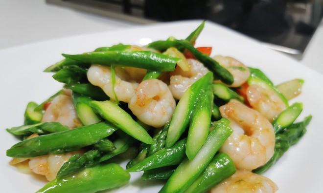 以虾仁肉片黄秋葵，制作一道美味佳肴（清爽美食）