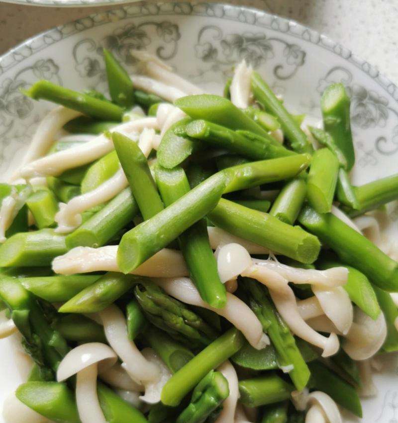 虾仁芦笋蟹味菇（浓香口感满足味蕾蟹味菇烹调法）