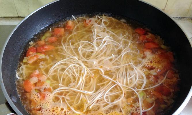 美味健康的家常面食——以西红柿鸡蛋木耳面条的制作方法（简单易学）