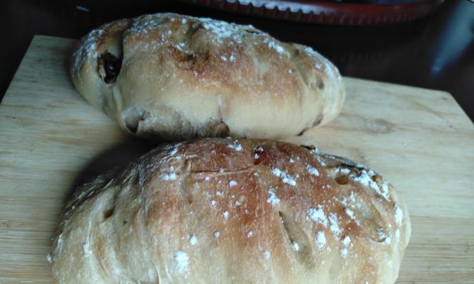 无油红糖红枣面包的制作方法（健康美味的自制面包）