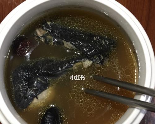 滋补佳品——以乌鸡阿胶炖汤（家庭健康必备）