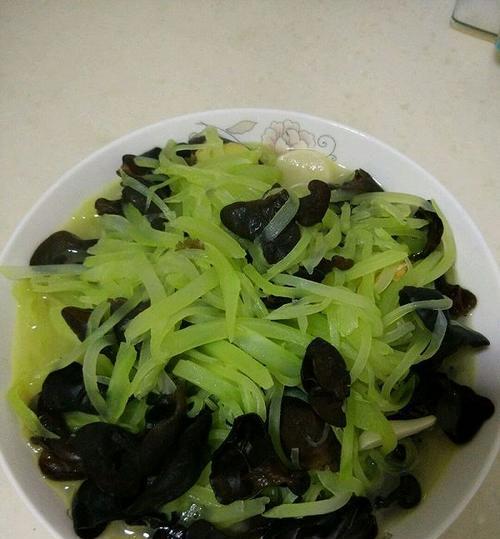 莴笋丝炒韭菜，美味健康一起来（用鲜嫩的莴笋丝和清香的韭菜）