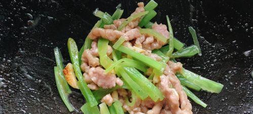 家常美食——莴笋炒牛肉丝（快手菜谱教你轻松做美味佳肴）