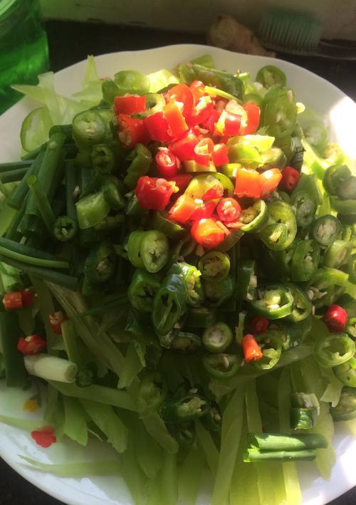 酸辣莴笋肉丁，口感鲜美的家常菜肴（用莴笋和瘦猪肉打造美食）