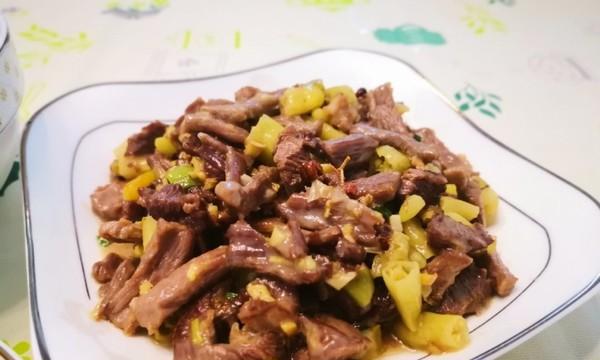 酸辣椒木耳炒牛肉的美味做法（香辣入口）