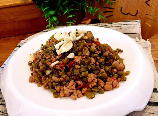 美味家常酸豆角肉沫油泼干拌面（手把手教你如何制作这道美食）