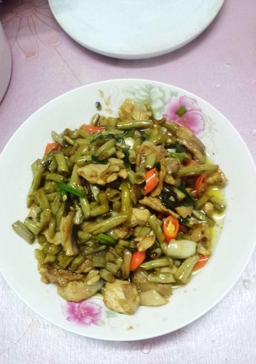 酸豆角辣椒炒鸡肾，热辣美味助消夏