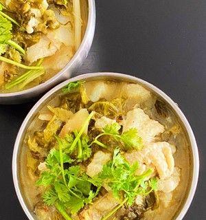 口感鲜美，健康营养，酸菜煮腊肠（传统美食新变革）