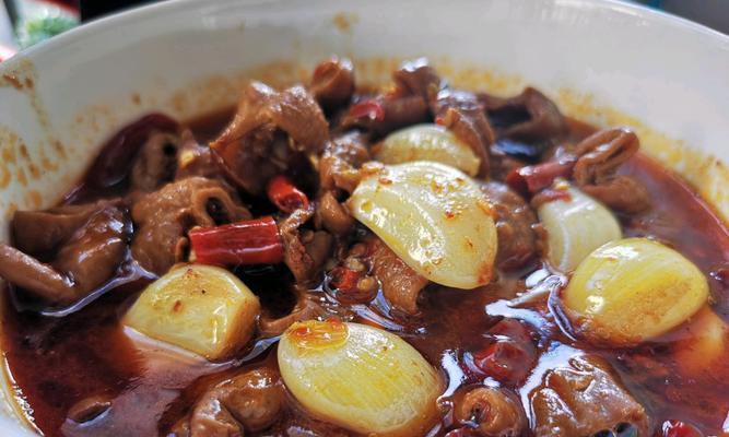 酸菜油豆腐烧肥肠的制作方法（传统美食再现家庭厨房）