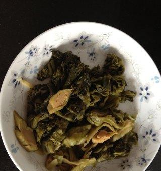 《酸菜鸭子，家庭美食的养生之选》（酸菜鸭子的做法及食用注意事项）