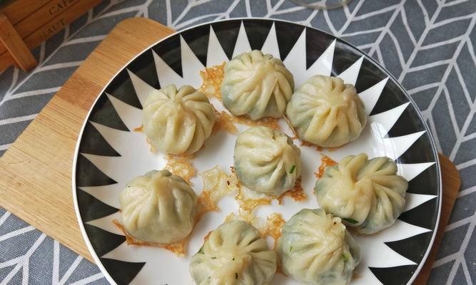 酸菜馅水煎饺，美味不容错过（教你如何制作口感独特的酸菜馅水煎饺）