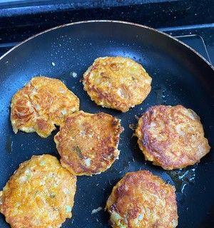 手工制作美味酸菜馅饼（传统美食的经典再现）