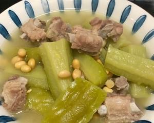 酸菜苦瓜炖排骨，美味健康的冬季暖胃佳品（营养丰富的家常菜）