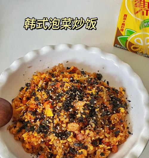 酸菜鸡蛋炒饭的做法（家常美食一口接一口的美味享受）