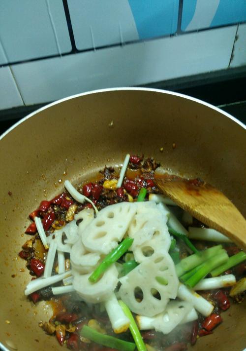 用酸菜干做出口感鲜美的干锅鲤鱼，轻松制作享受美味（用酸菜干做出口感鲜美的干锅鲤鱼）