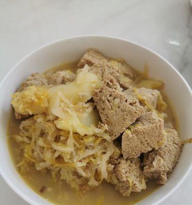 酸菜粉条炖冻豆腐，味蕾的享受（家庭必备的美食）