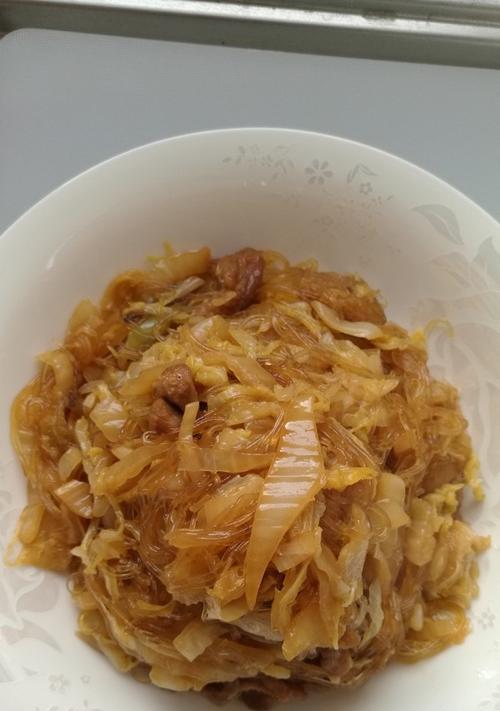 学会制作美味可口的砂锅酸菜粉（传统美食的做法和技巧）