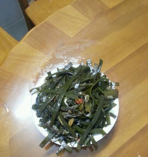 酸菜炖海带，营养丰富的家常美食（一道简单易做的健康佳肴）