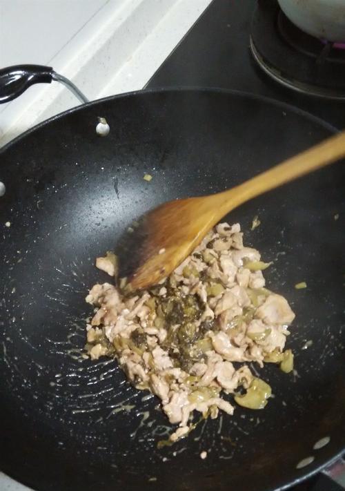 酸菜炒肉片，酸香可口的下饭好菜（家庭制作方法大公开）