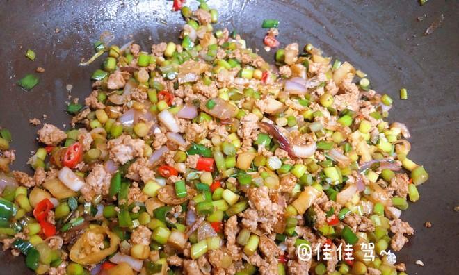 以塑料豆油桶栽蒜苗，让生活更美好（用废旧物品做生态种植）