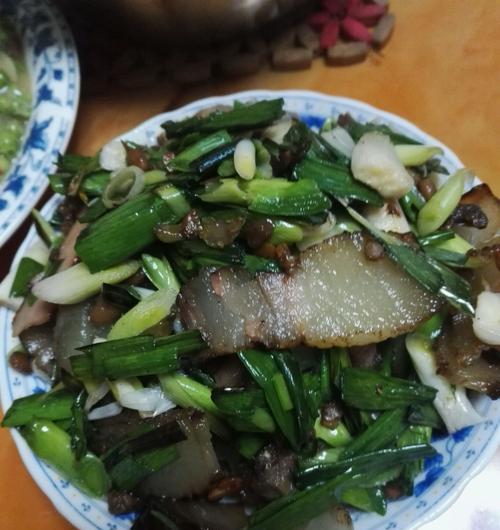 以塑料豆油桶栽蒜苗，让生活更美好（用废旧物品做生态种植）