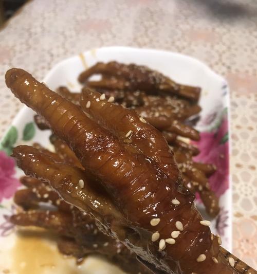 宿舍卤鸡爪，美食不容错过（卤鸡爪的制作过程和口感介绍）