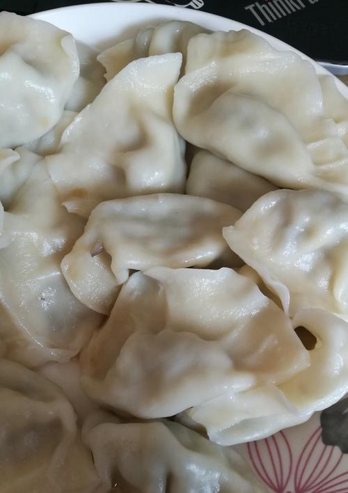 一口咬下素馅饺子的美妙滋味（以包心菜木耳海米为主的饺子制作方法）