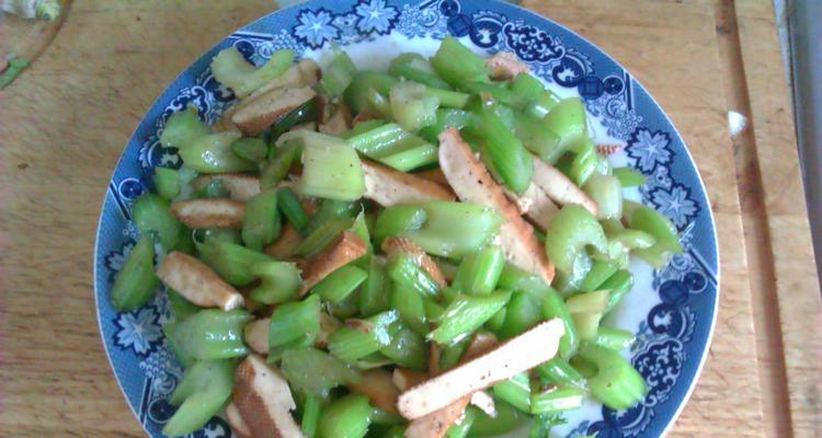 素食主义的美味——芹菜炒土豆（营养健康的素食佳肴）