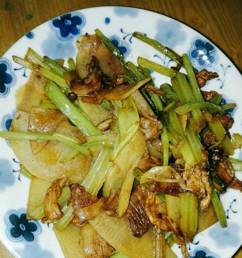 素食主义的美味——芹菜炒土豆（营养健康的素食佳肴）