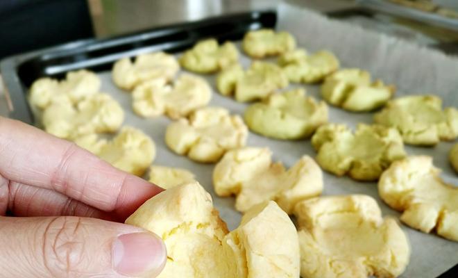 如何制作美味双色饼干（掌握制作技巧）