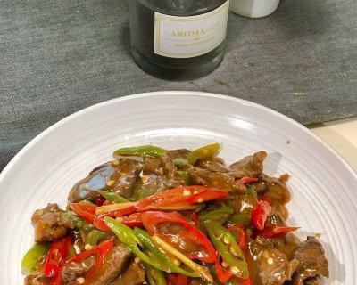 双椒牛肉的制作方法（家庭必备的美食佳肴）