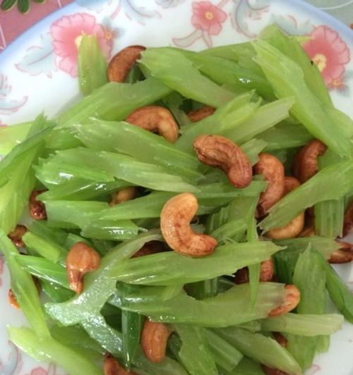 香辣双椒炒野芹菜梗（健康美味）