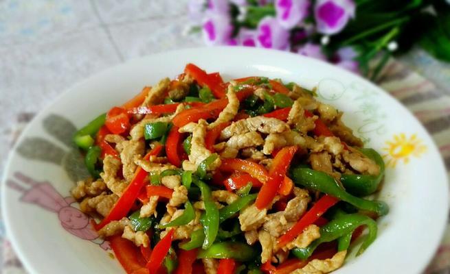 学会双椒炒饭，轻松享受美食（自制双椒炒饭）