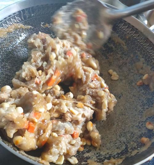 手把手教你制作美味薯粉肉丸子（口感鲜美的薯粉肉丸子）