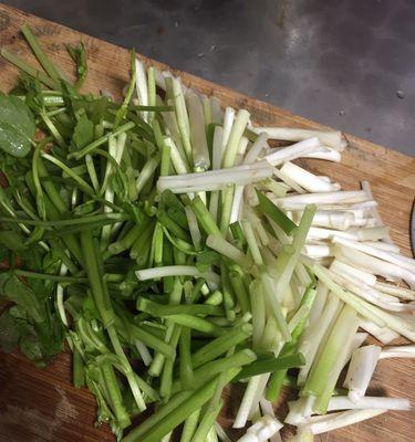 瘦肉水芹菜，营养美味双丰收（健康饮食）