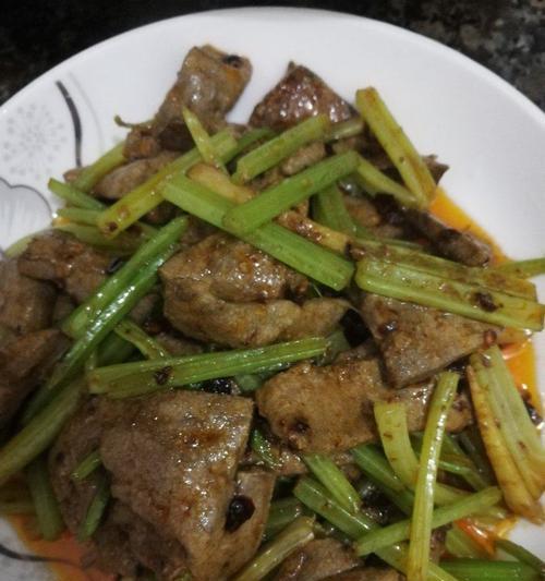 家常美味小炒菜——瘦肉炒猪肝小肠（传统佳肴口感绝妙）