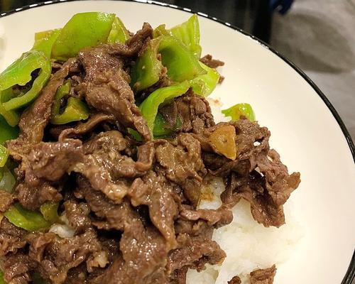 沙茶牛肉饭的制作方法（做出美味可口的沙茶牛肉饭）