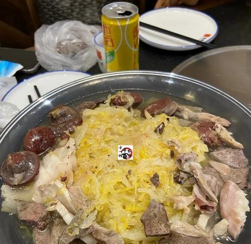 酸菜烩肉食谱大公开（学会用杀猪菜烩出美味五花肉和鲜香血肠的秘密）