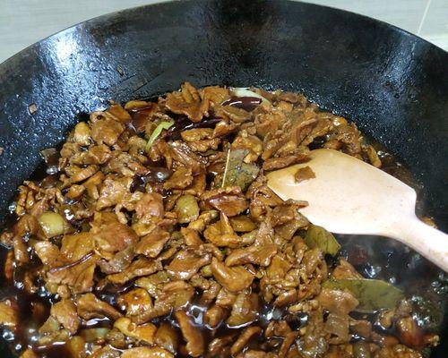 如何制作美味的臊子肉（从选肉到成品）