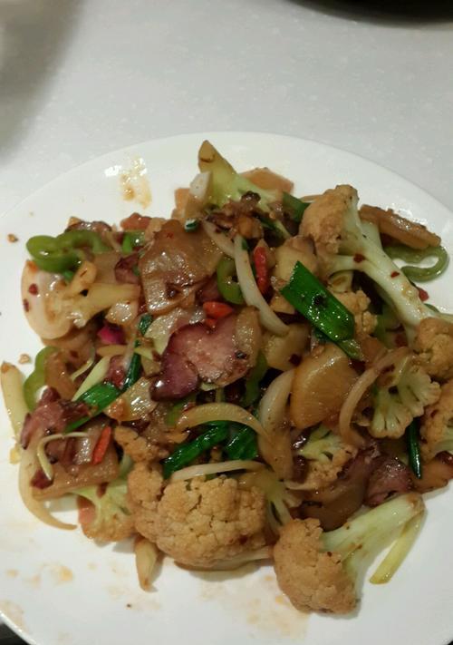 散花菜炒肉的制作方法（让你在家也能做出饭店级别的美食）