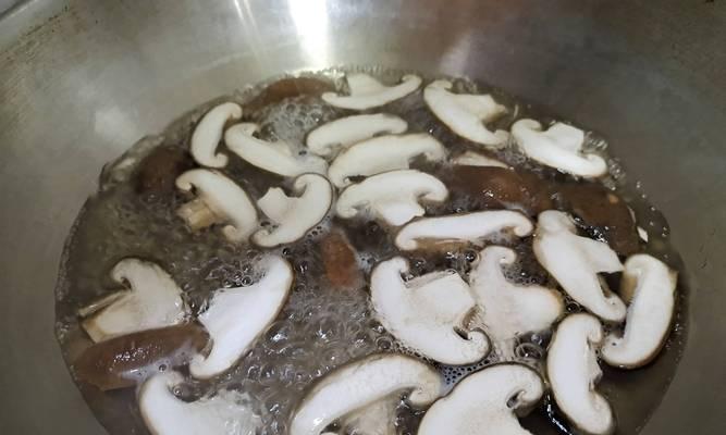 伞菇炒肉片，美味佳肴（用伞柄打造的别致美食）