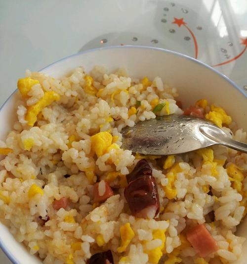 三原色炒饭制作秘籍（以三原色的鲜艳为食欲调色板）