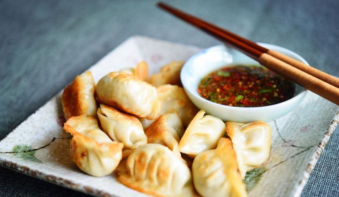 如何制作美味的三鲜馅煎饺（学习以鲜、嫩、爽为特点的三鲜馅煎饺）