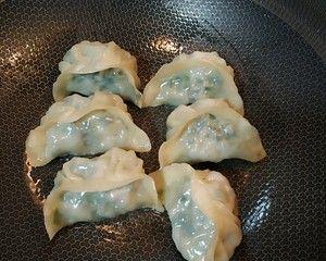 如何制作美味的三鲜馅煎饺（学习以鲜、嫩、爽为特点的三鲜馅煎饺）