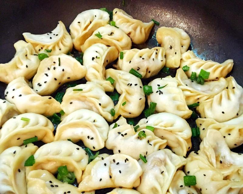 如何制作美味的三鲜馅煎饺（学习以鲜、嫩、爽为特点的三鲜馅煎饺）