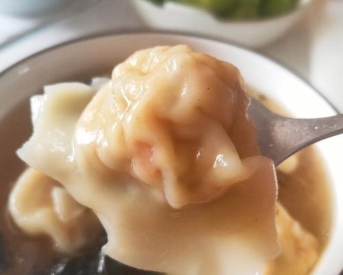 手工制作三鲜馄饨，美味不容错过（从面团制作到馅料搭配）