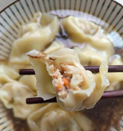 手工制作三鲜馄饨，美味不容错过（从面团制作到馅料搭配）