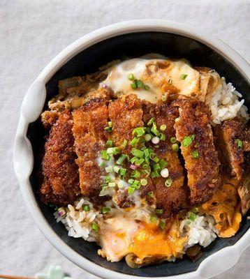 学会制作日式炸豬排丼，让你尝遍日本美食（让你品尝到日本道地美食的制作教程）