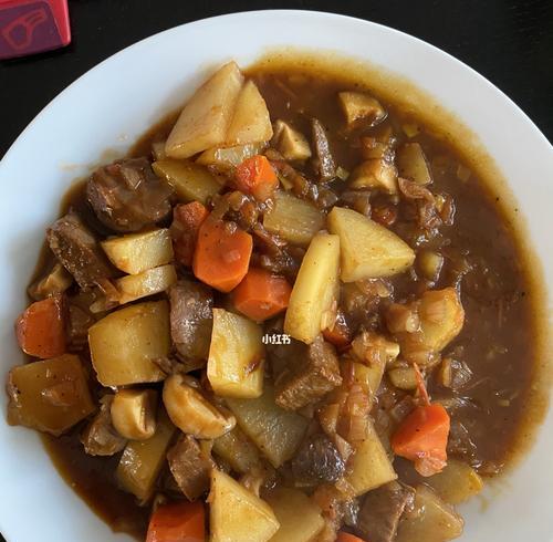 日式土豆炖牛肉，营养美味的家常料理（让你在家也能尝到正宗的日本味道）