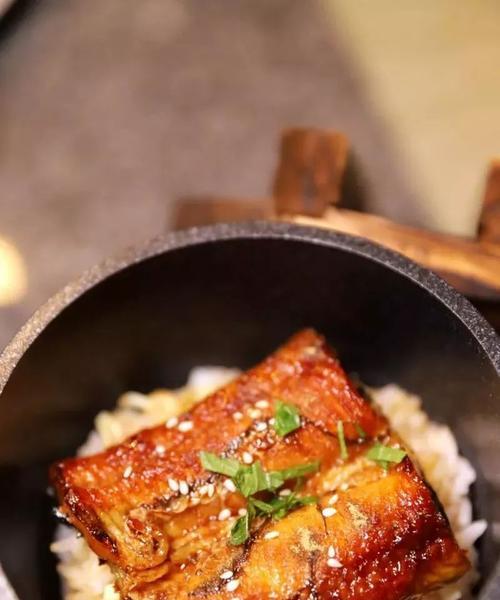 日式美食探秘——鳗鱼饭（一份美味的日式饭菜）